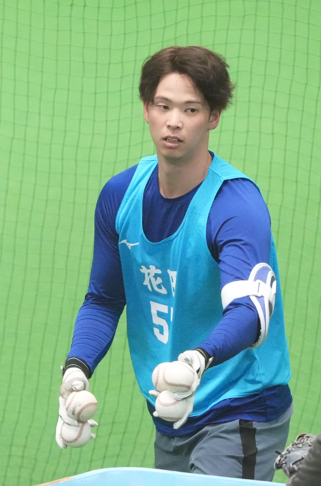 フリー打撃練習を終えボールを片付ける中日花田（撮影・森本幸一）