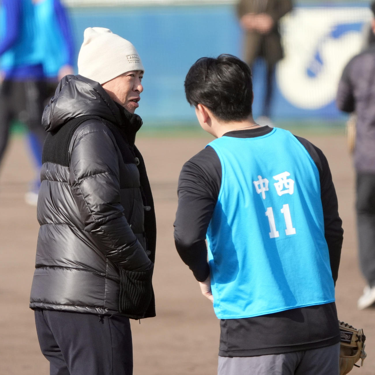 中日井上監督（左）は中西と言葉を交わす（撮影・森本幸一）