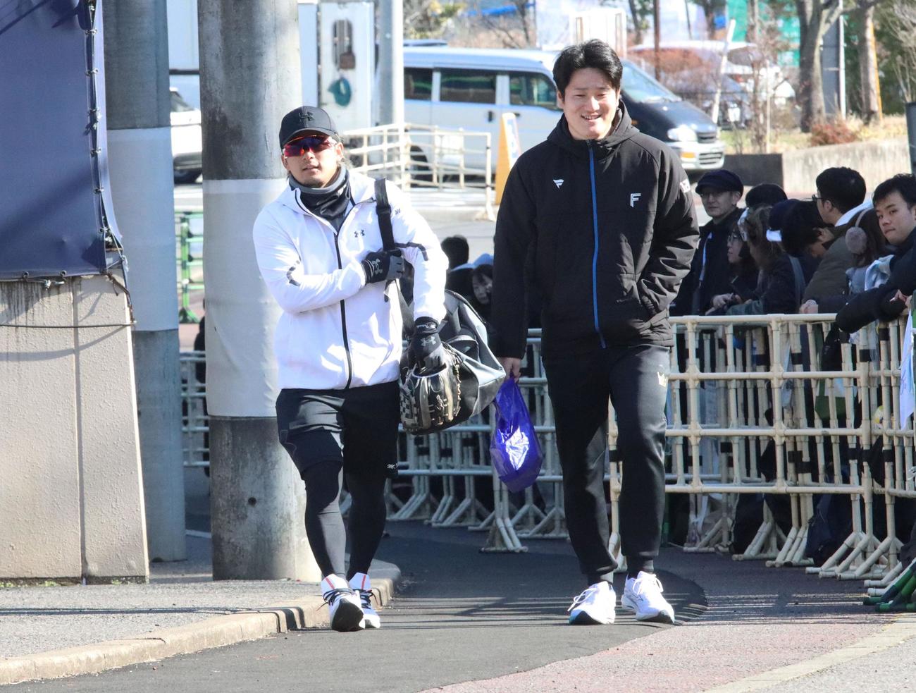 練習を終え引き揚げる日本ハム水野（左）