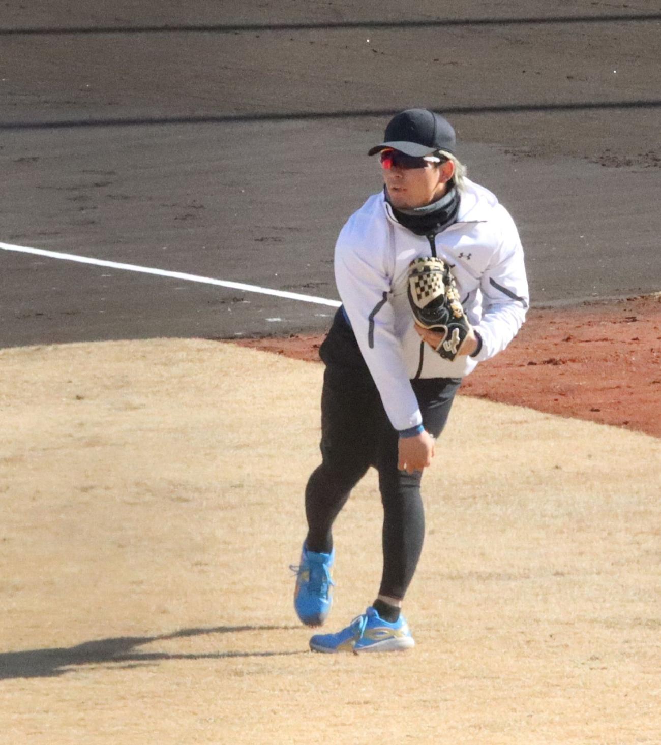 新人合同自主トレ後、笑顔を見せる日本ハム育成ドラフト2位の横山