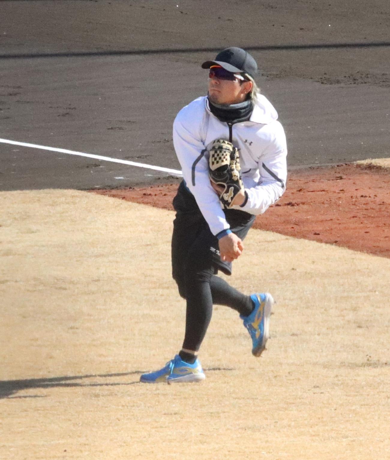 新人合同自主トレ後、笑顔を見せる日本ハム育成ドラフト2位の横山