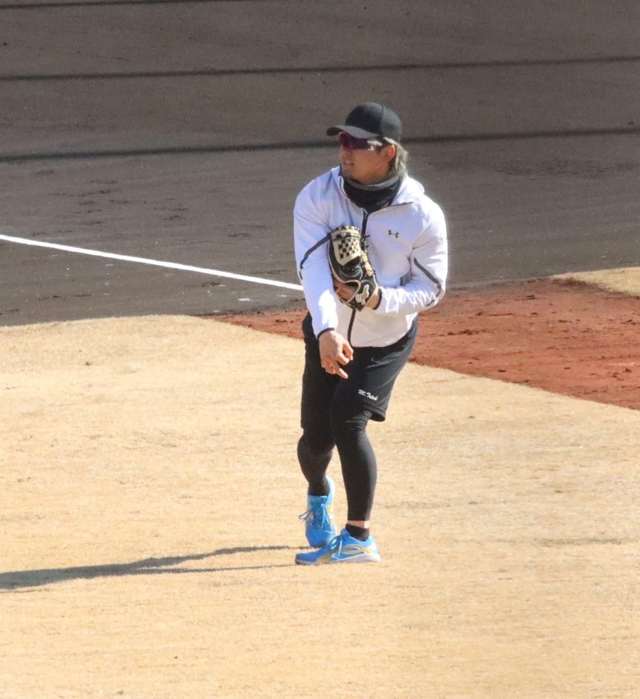 新人合同自主トレ後、笑顔を見せる日本ハム育成ドラフト2位の横山