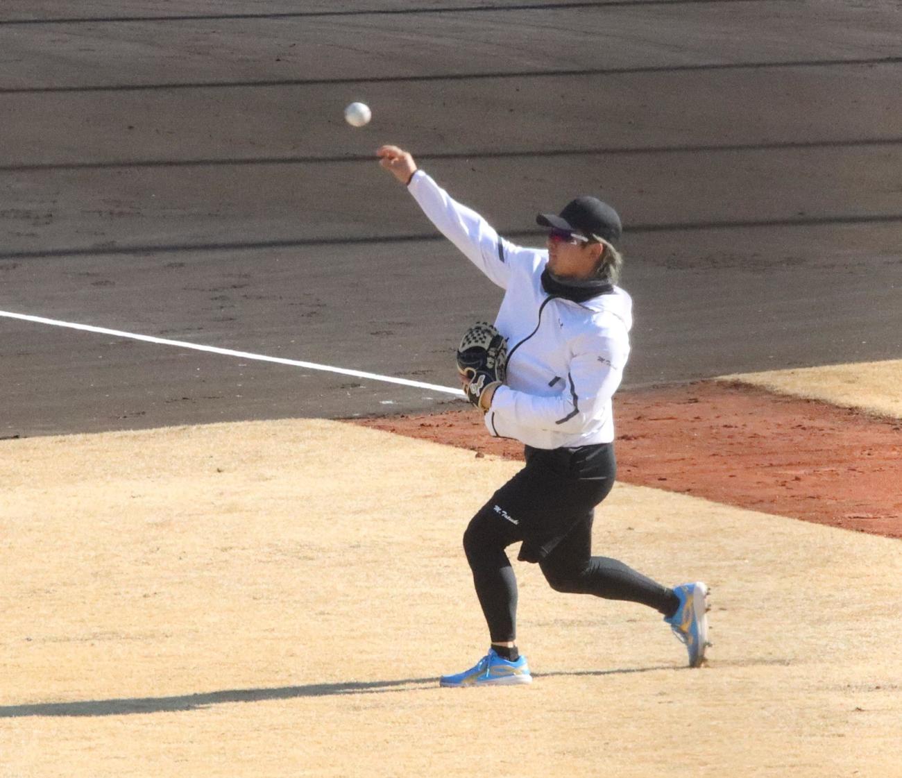 鎌ケ谷でキャッチボールする日本ハム水野