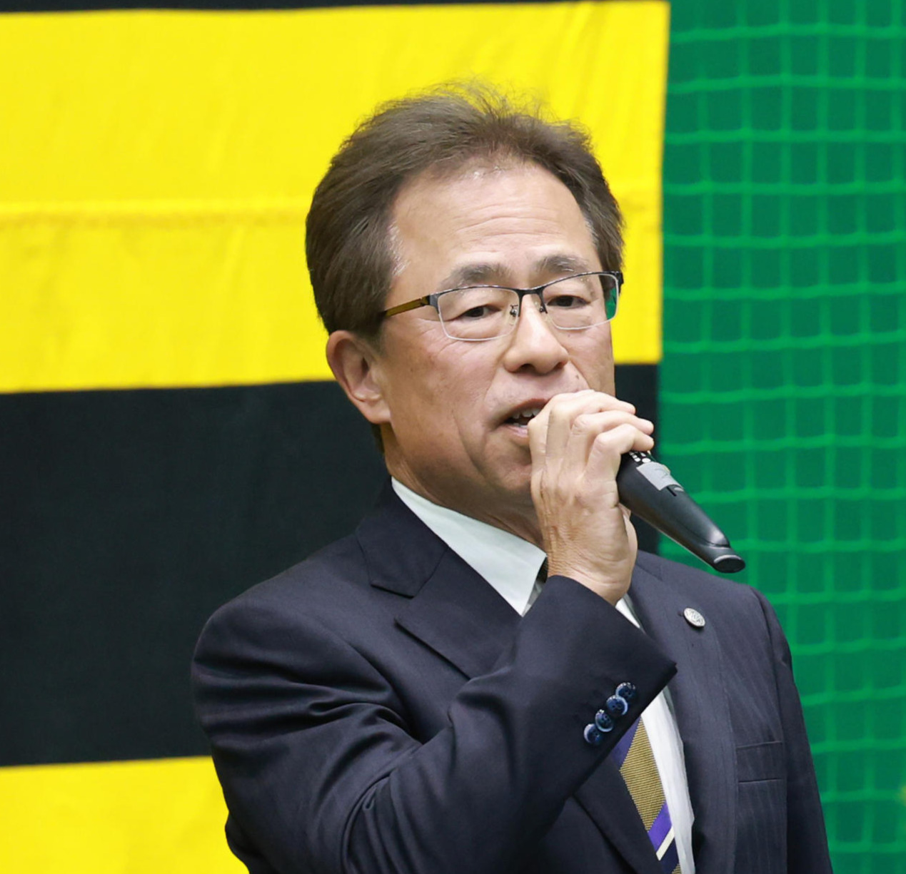 阪神タイガース粟井社長は年賀式であいさつをする（撮影・上田博志）