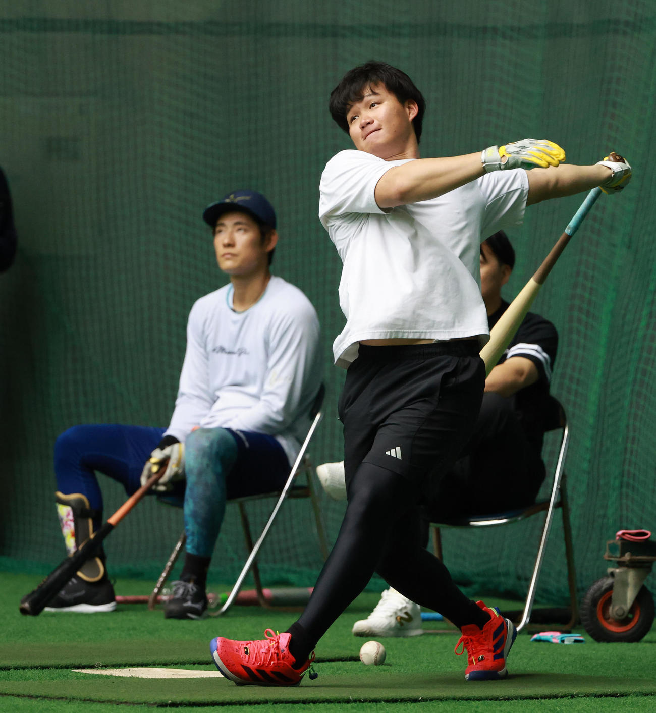 打撃練習をする森下（右）と中日上林（撮影・上田博志）