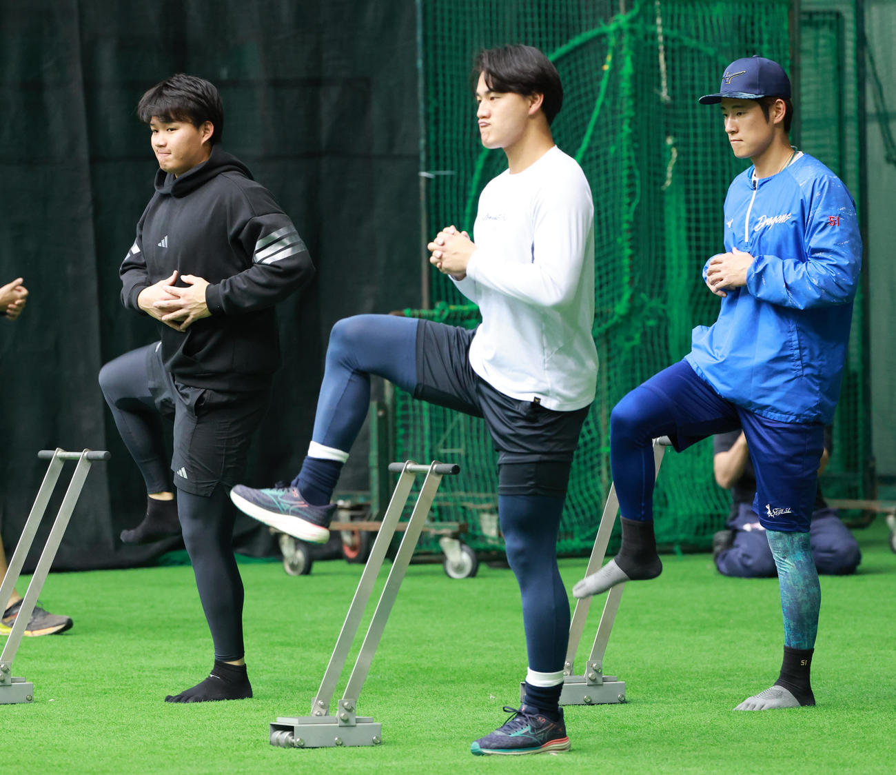 自主トレを公開した左から阪神森下、ロッテ西川、中日上林（撮影・上田博志）