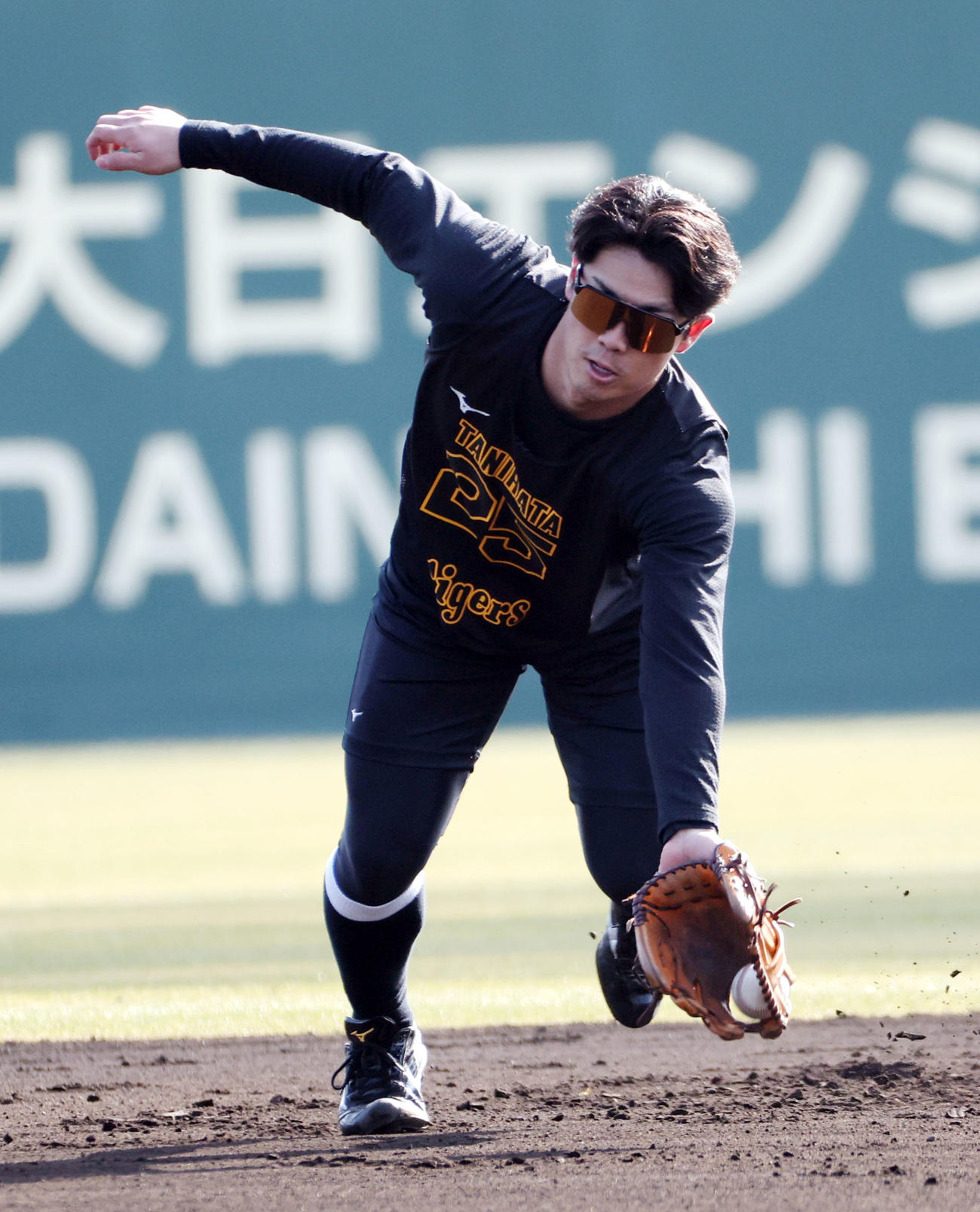 新人合同自主トレでノックを受ける阪神谷端（撮影・西尾就之）