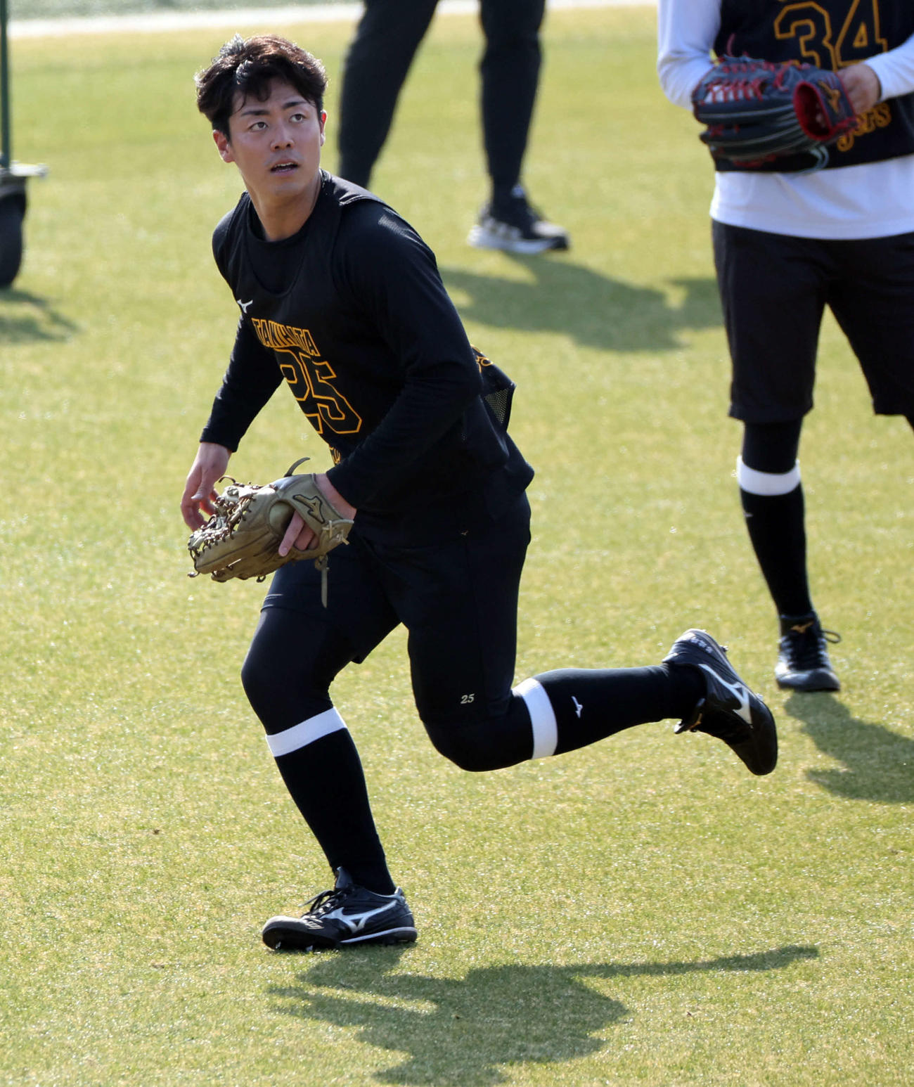 新人合同自主トレで外野ノックを受ける阪神谷端（撮影・西尾就之）