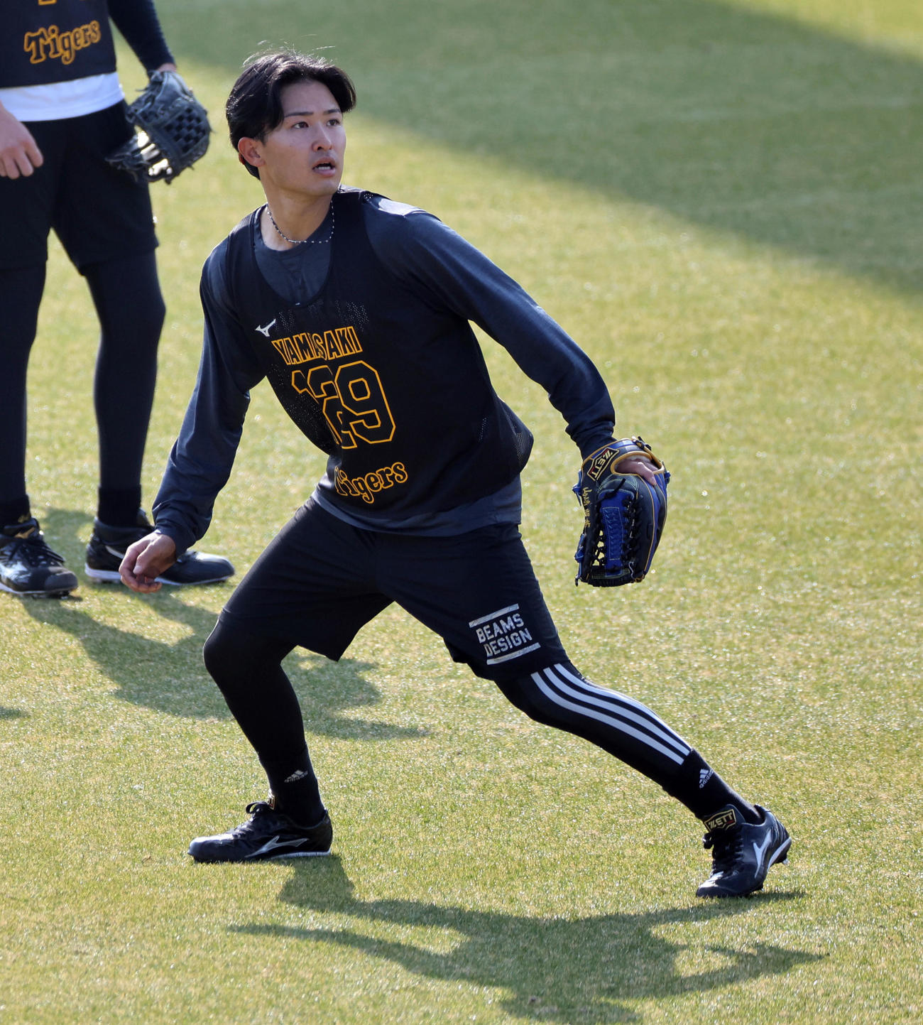新人合同自主トレで外野ノックを受ける阪神山崎（撮影・西尾就之）