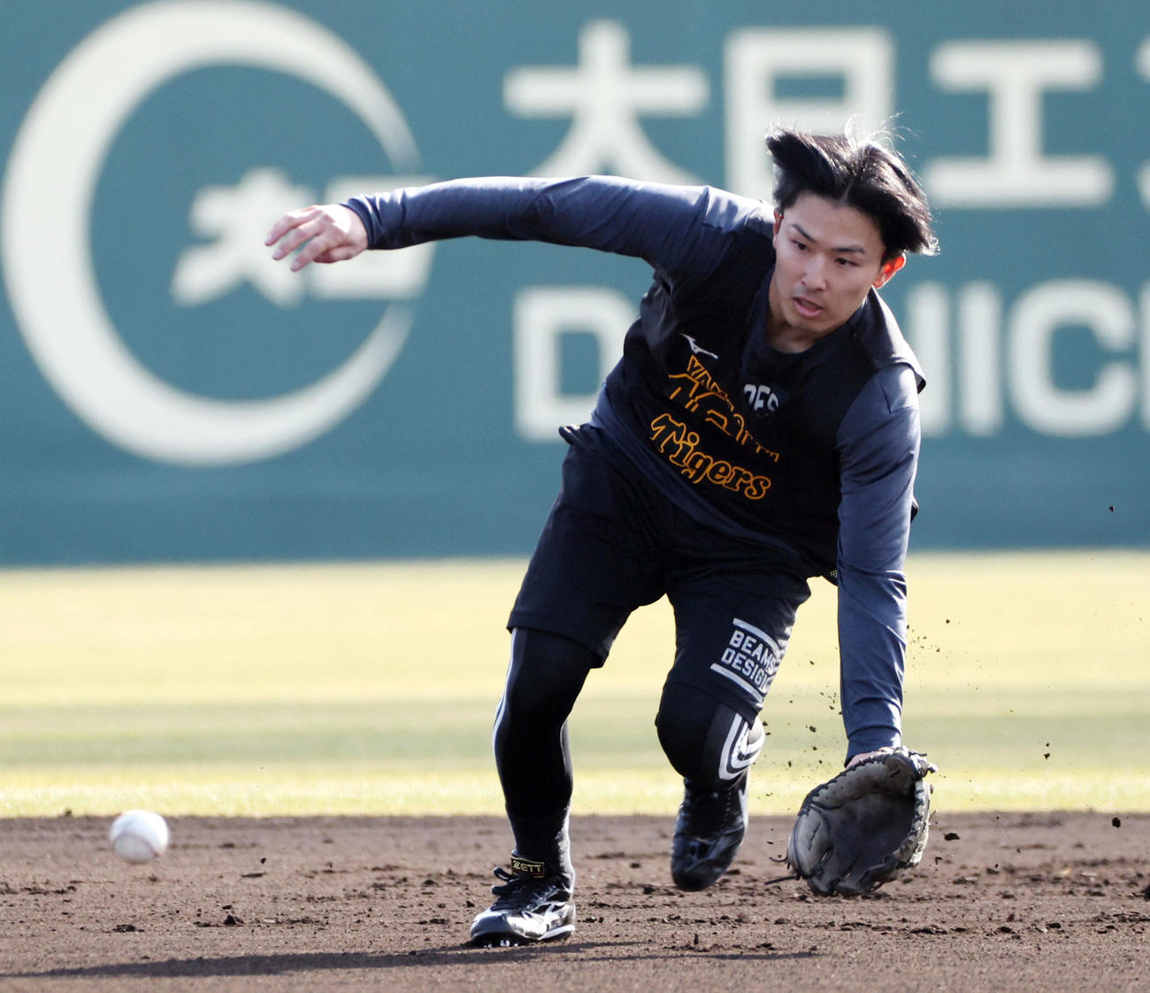 新人合同自主トレでノックを受ける阪神山崎（撮影・西尾就之）