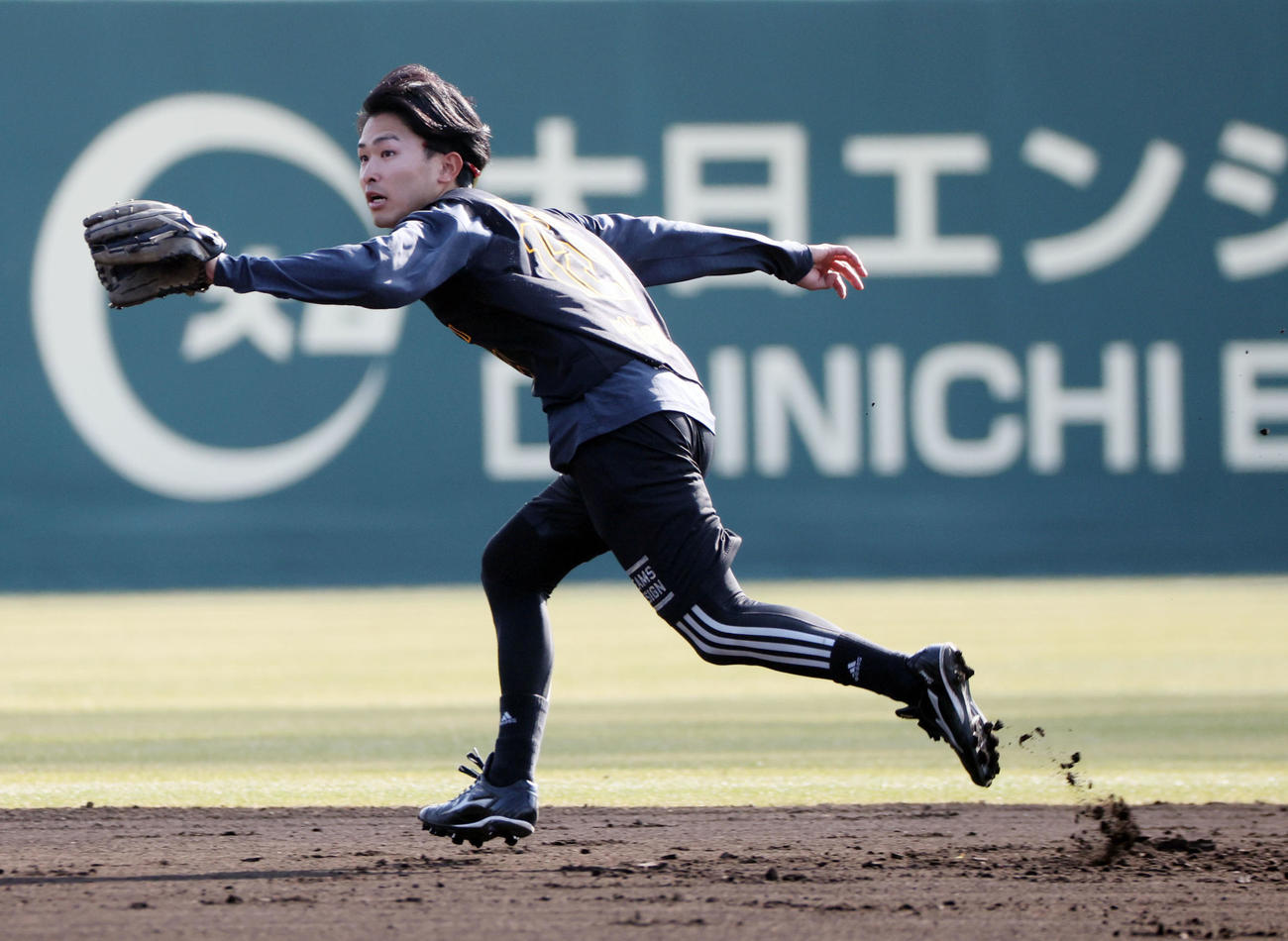 新人合同自主トレでノックを受ける阪神山崎（撮影・西尾就之）