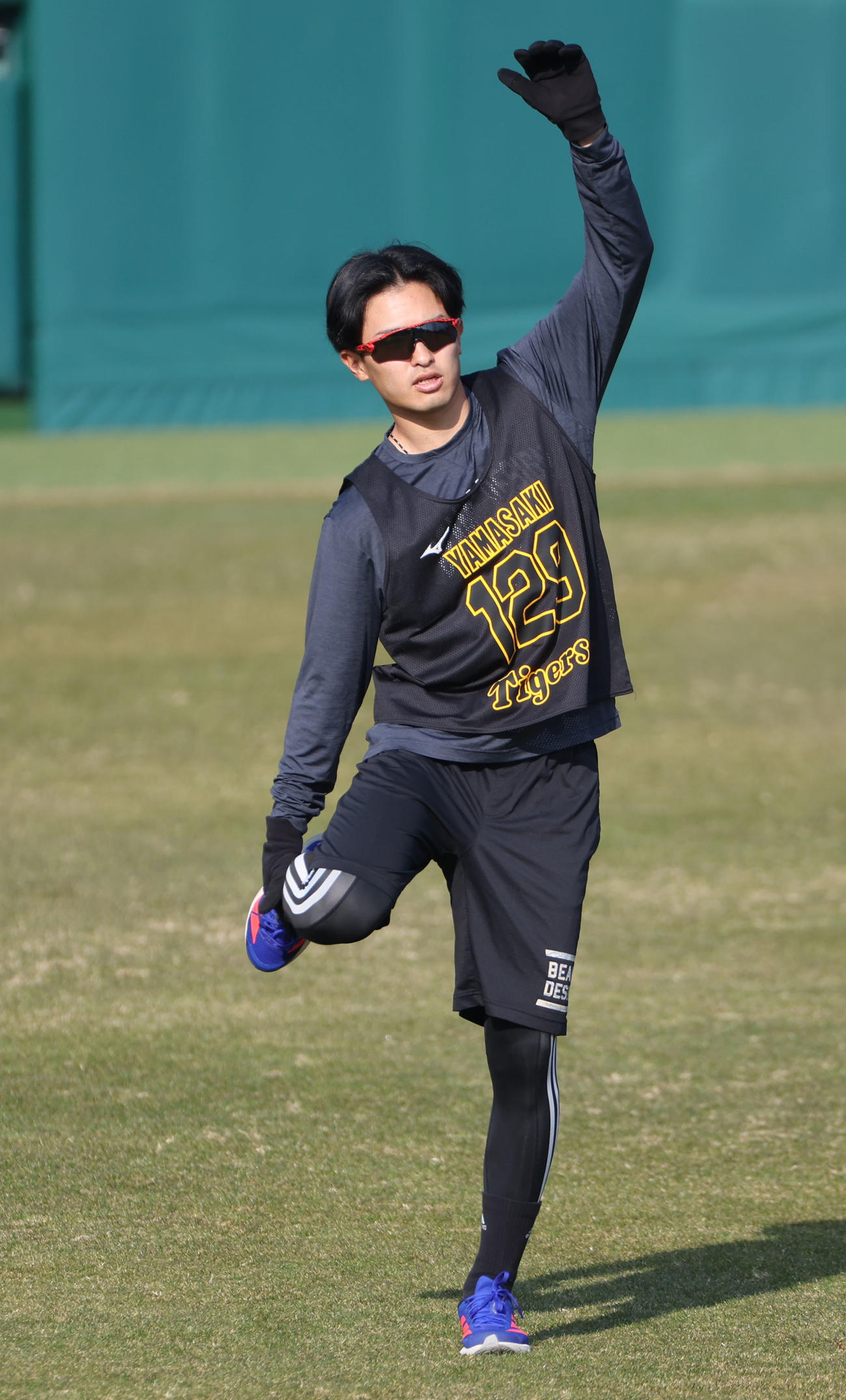 新人合同自主トレでアップする阪神山崎（撮影・西尾就之）