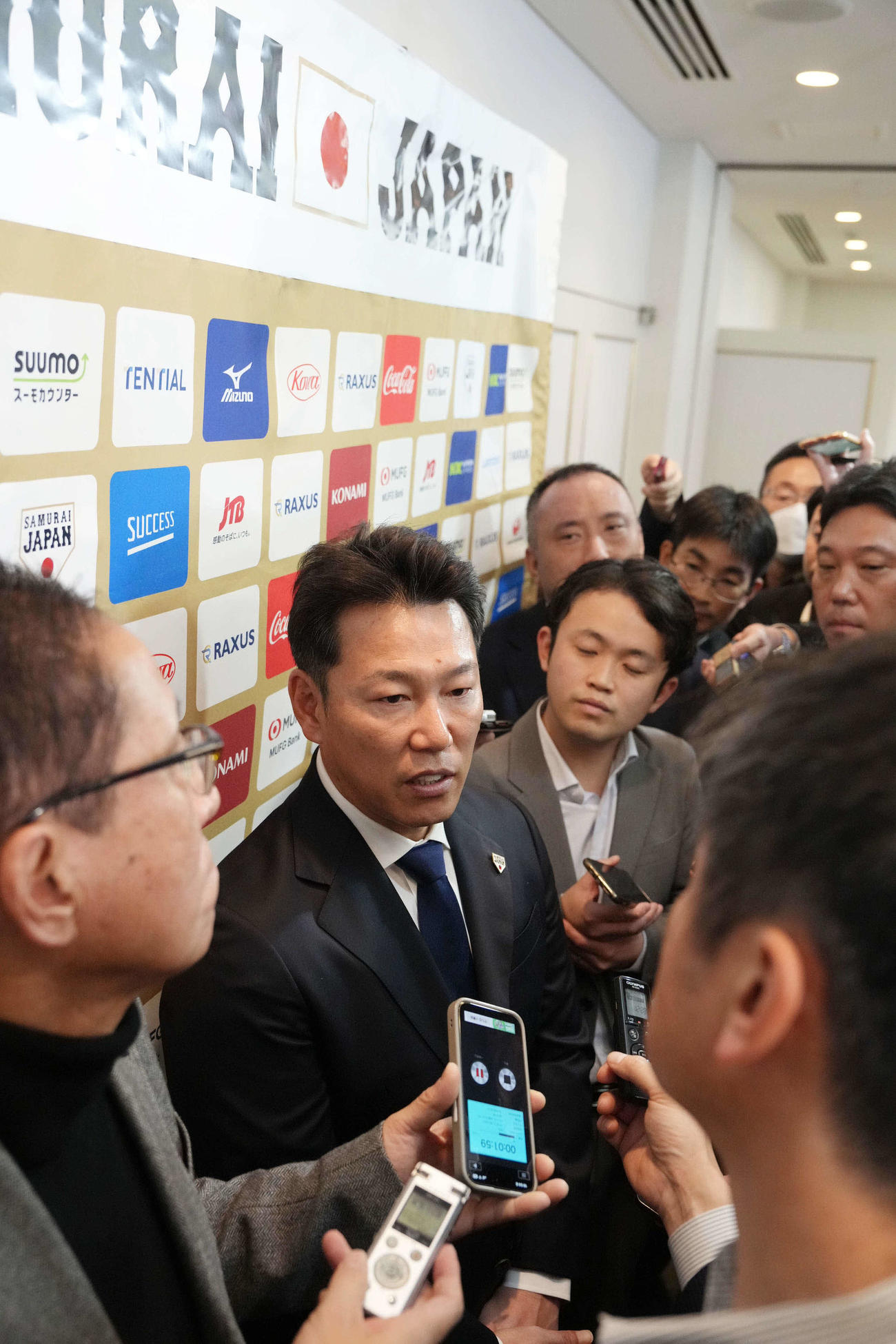 2026WBC侍ジャパン出場予定選手を発表し報道陣に囲まれ取材に応える井端監督（撮影・小沢裕）