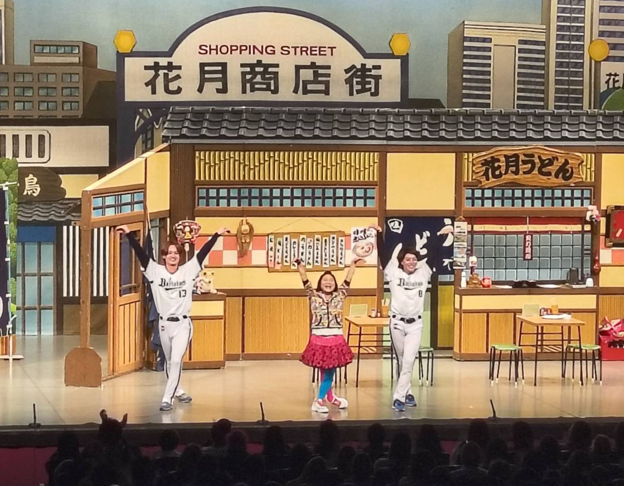 吉本新喜劇に出演したオリックス麦谷（右）と寺西