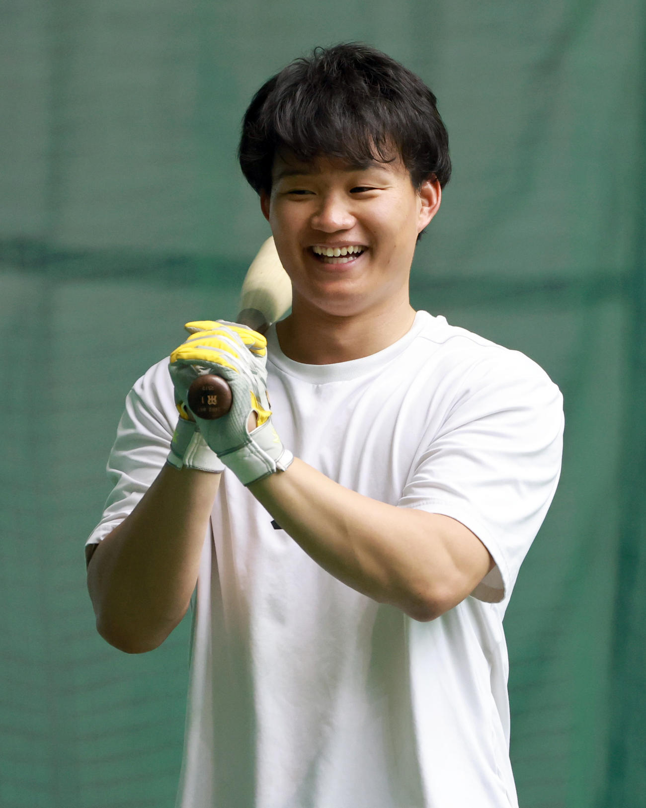 笑顔を見せながら打撃練習をする森下（撮影・上田博志）