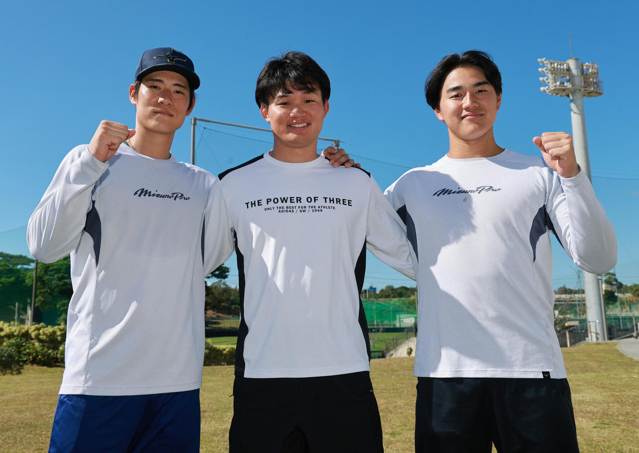 阪神森下（中央）は自主トレを共にする中日上林（左）、ロッテ西川（右）と笑顔を見せる（撮影・上田博志）