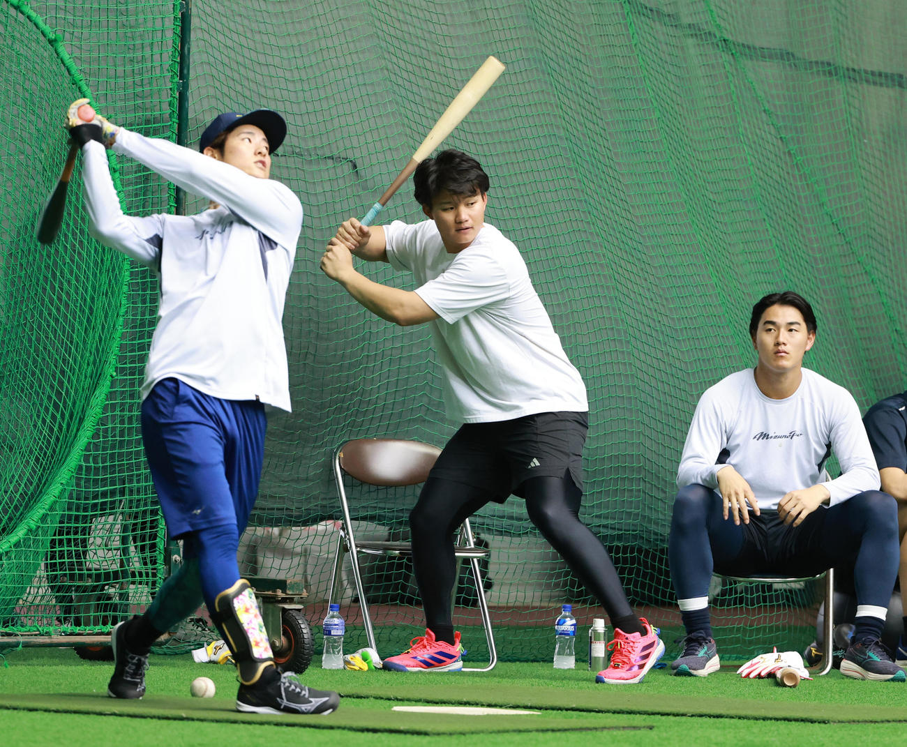 阪神森下（中央）は中日上林（左）と打撃練習。右はロッテ西川（撮影・上田博志）