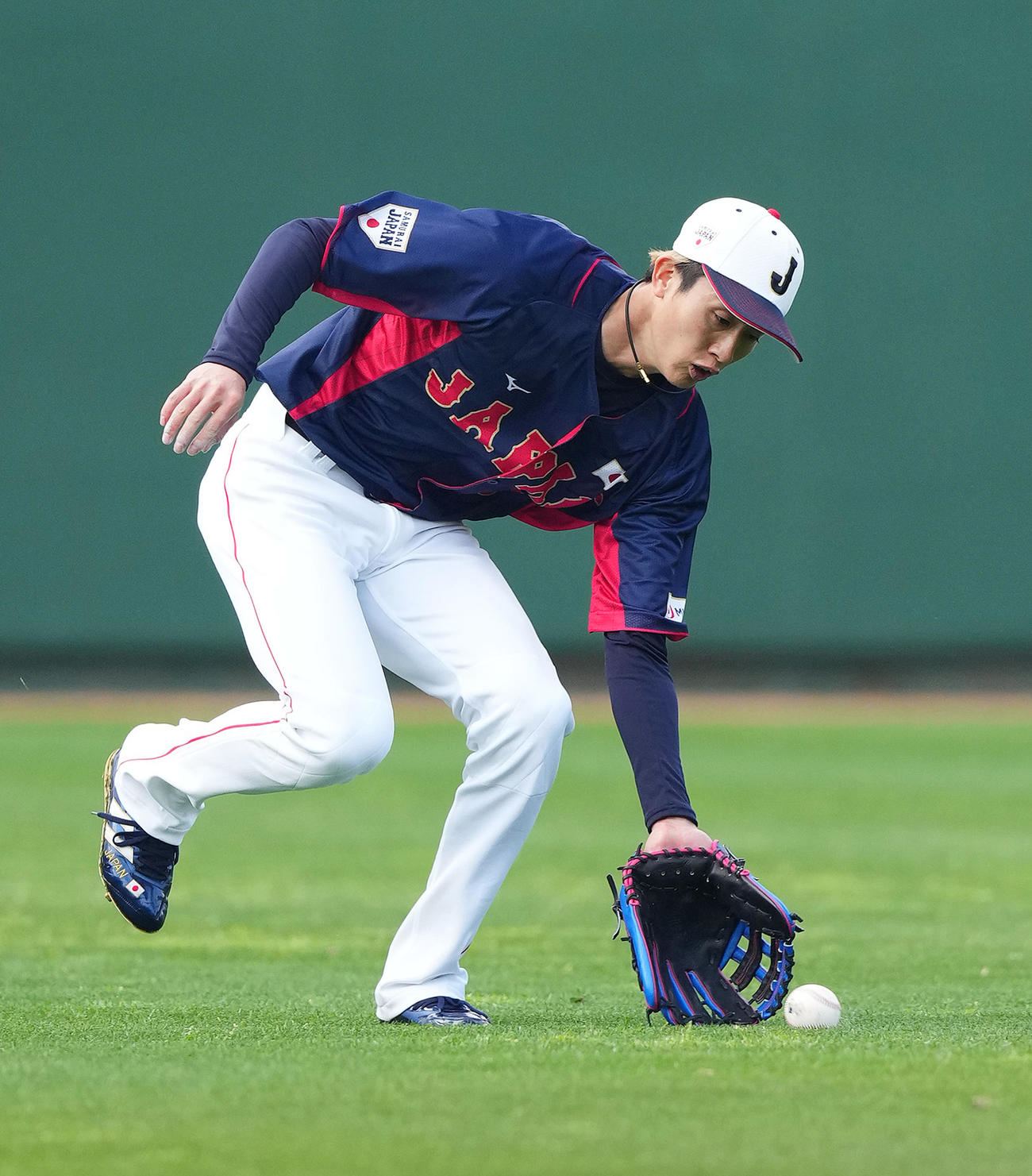 23年2月、侍ジャパン強化合宿で外野守備練習をする周東