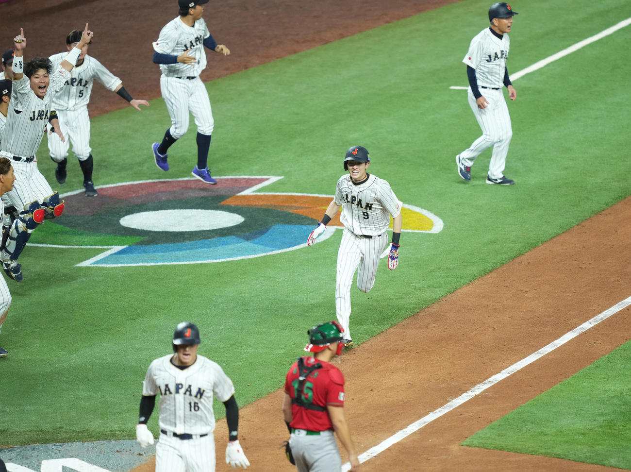 WBC準決勝・日本対メキシコ　9回裏日本無死一、二塁、村上宗隆の逆転適時二塁打で生還する一塁走者周東（右）2023年3月20日（現地時間）