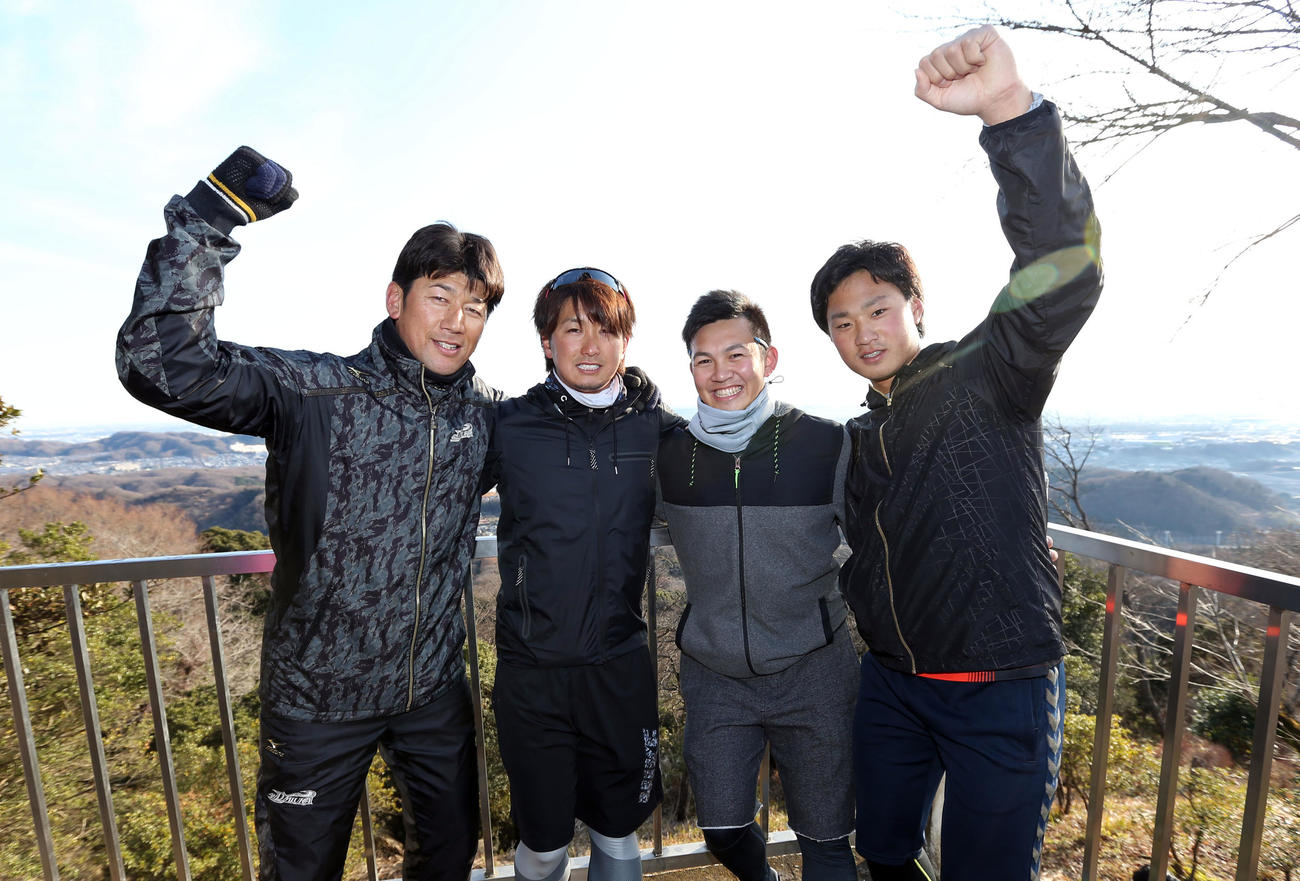 2016年1月、山登りトレで山頂で記念撮影する、左から三浦大輔、三嶋一輝、山崎康晃、石田健大