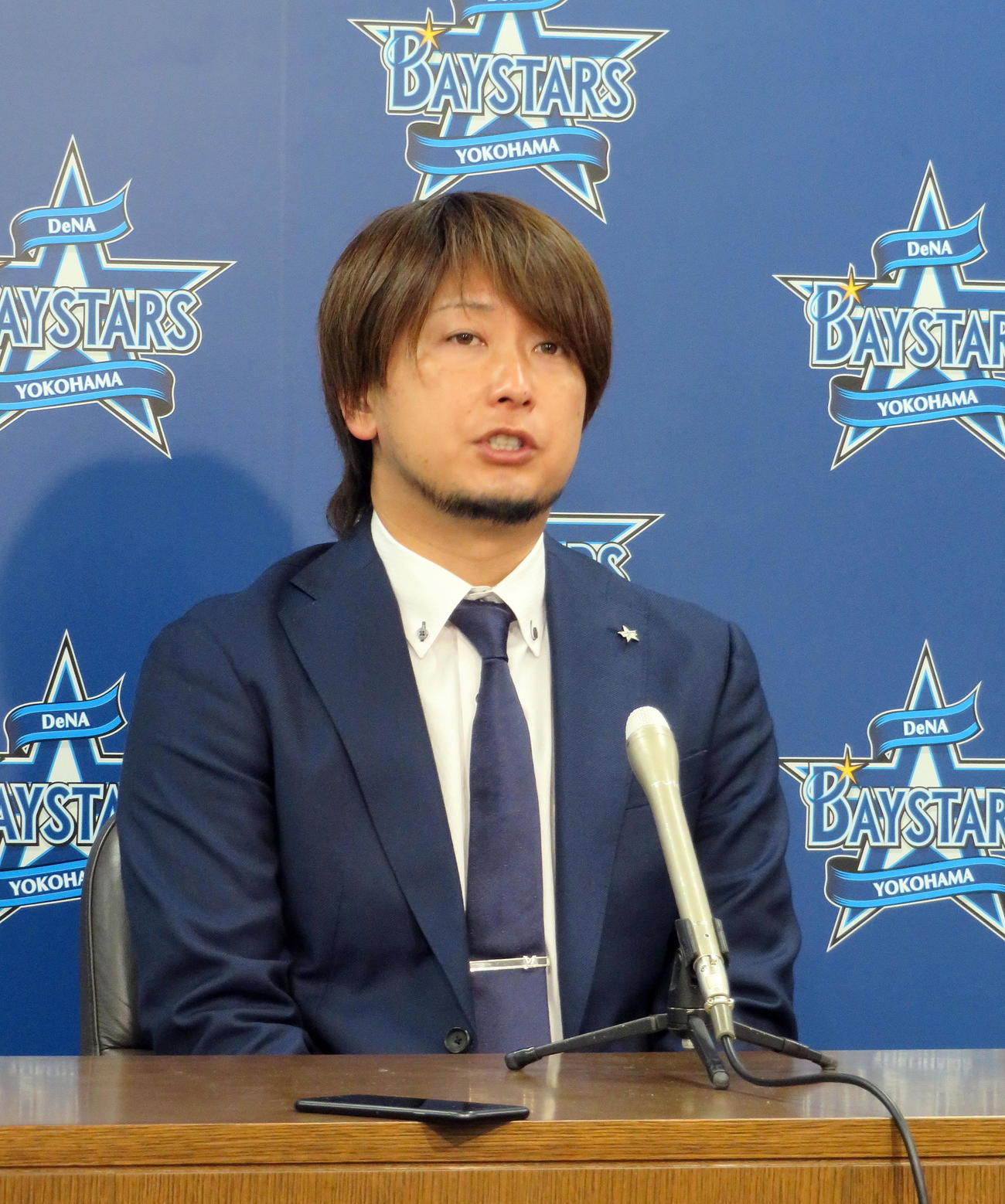 難病からの復活を期すDeNA三嶋一輝（2022年12月撮影）