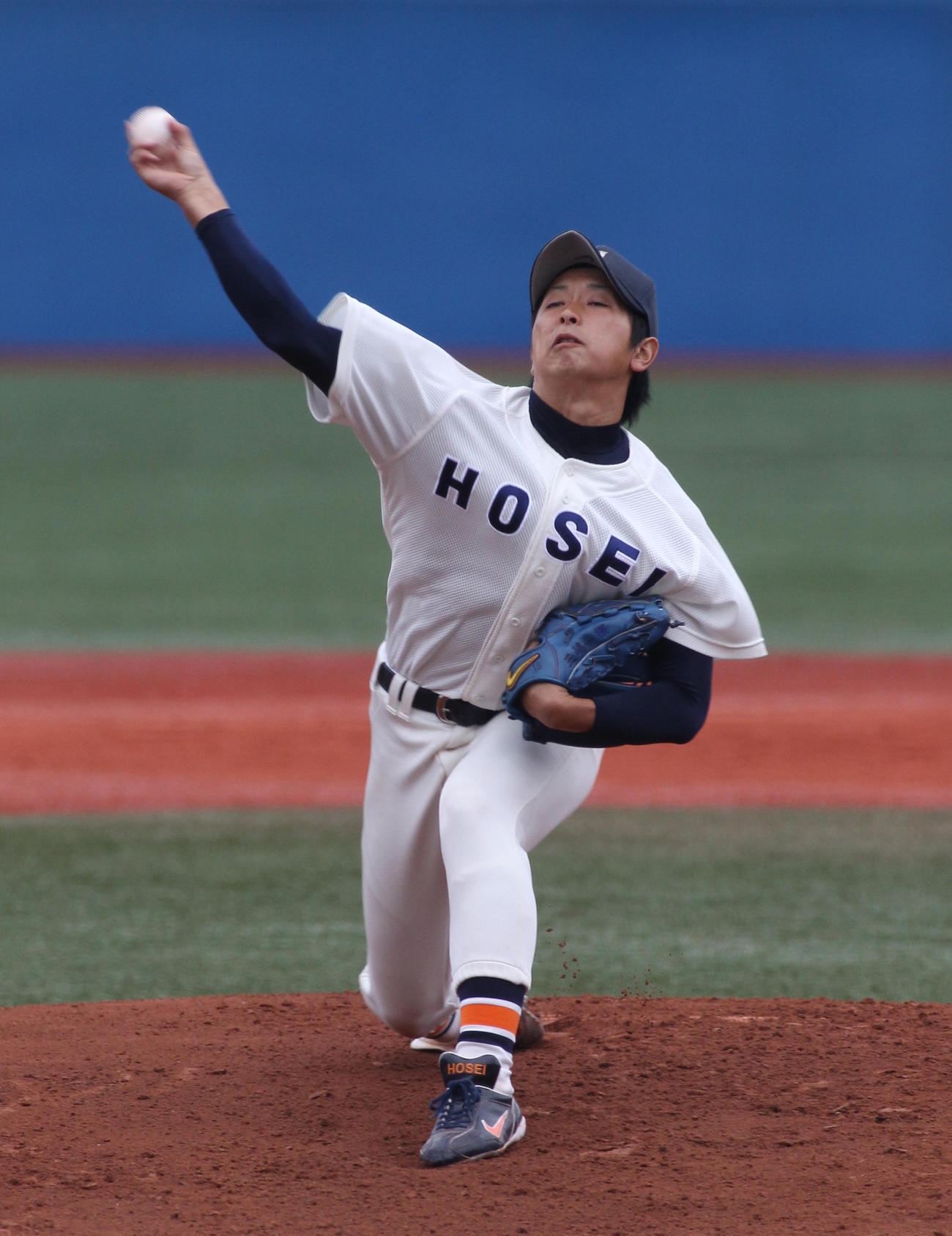 早大戦で力投する法大・三嶋一輝（2012年10月撮影）