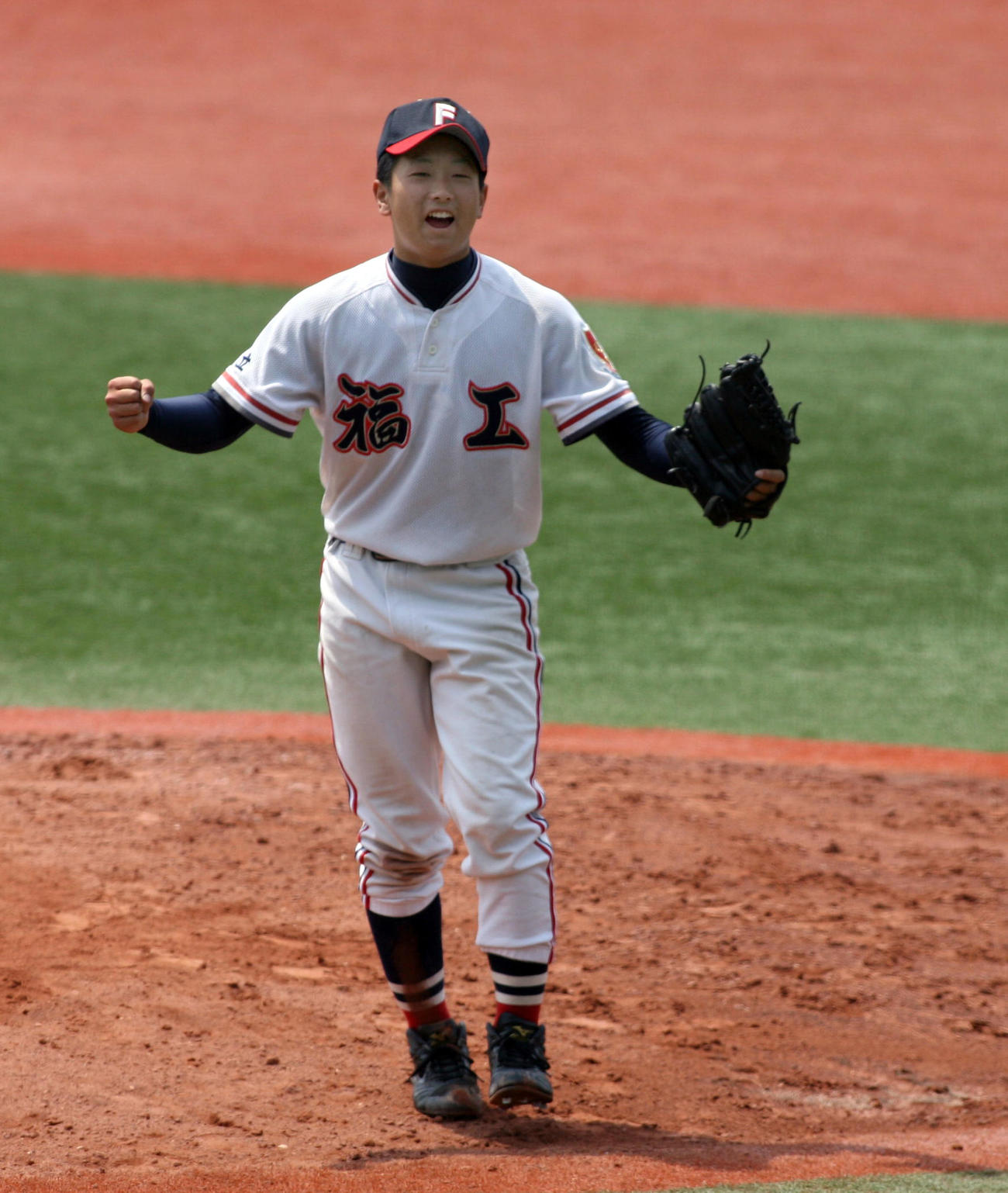 九州大会で初優勝し、マウンド上でガッツポーズを見せる福岡工の三嶋一輝（2008年4月撮影）