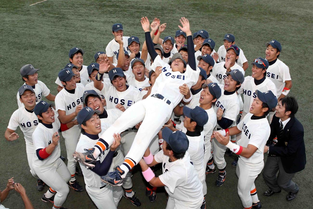 胴上げされる法大・三嶋（2012年10月撮影）
