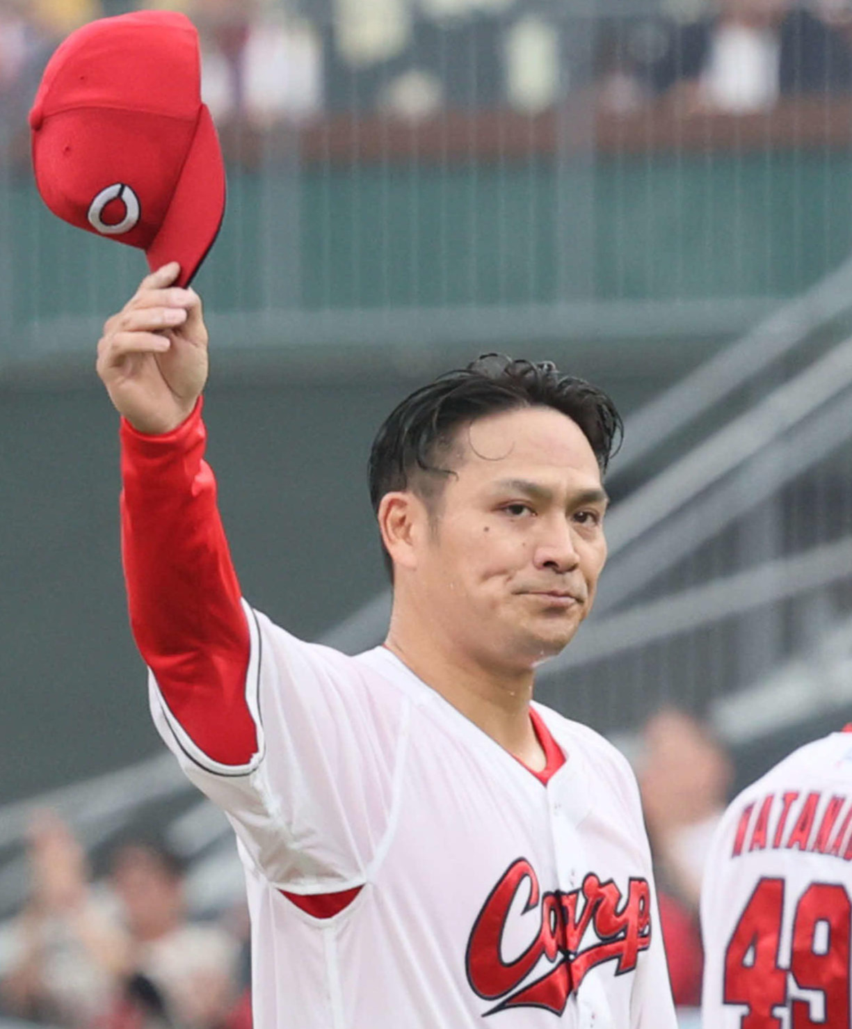 広島対ヤクルト　9回表ヤクルト1死　交代となり、ファンに手を振る田中（2025年10月撮影）