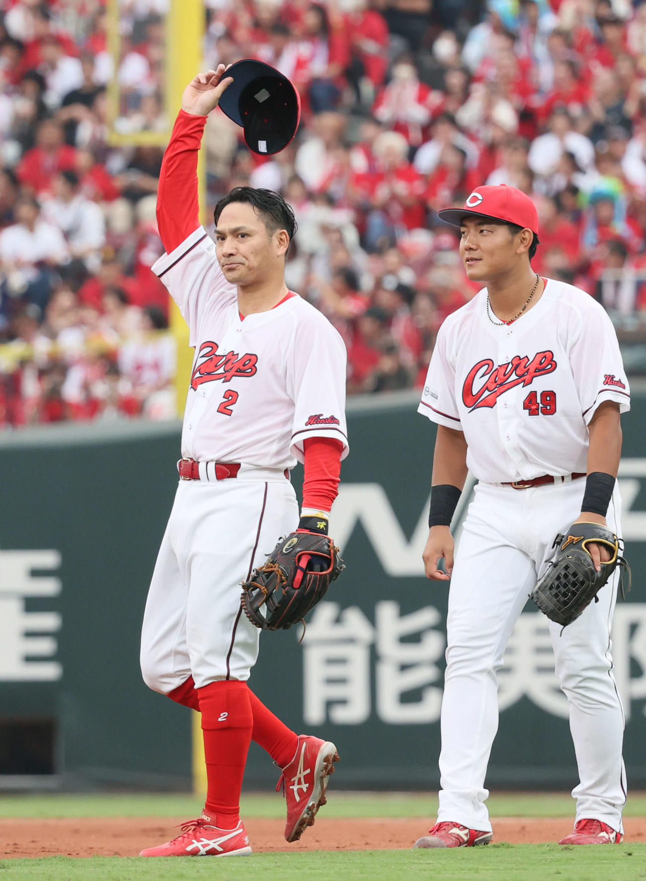 ファンに手を振る田中広輔（2025年10月撮影）