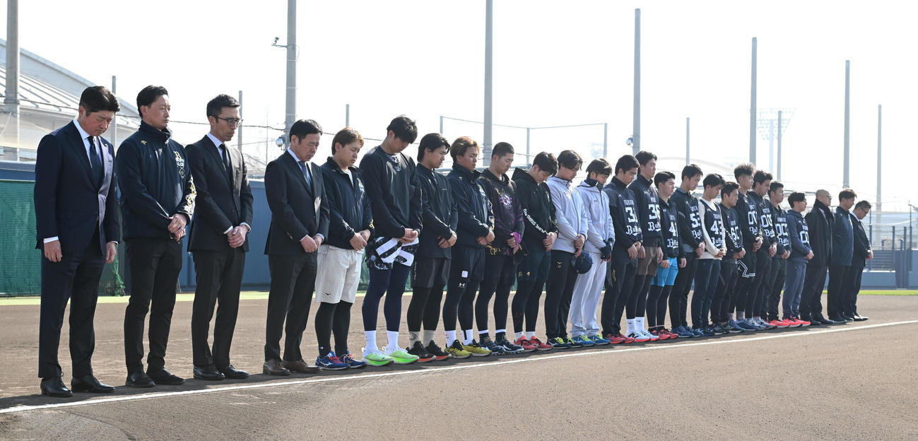 阪神・淡路大震災の犠牲者を悼み、黙祷するオリックスの左から馬殿球団社長、岸田監督、小浜球団本部長、福良GMと選手ら（撮影・和賀正仁）