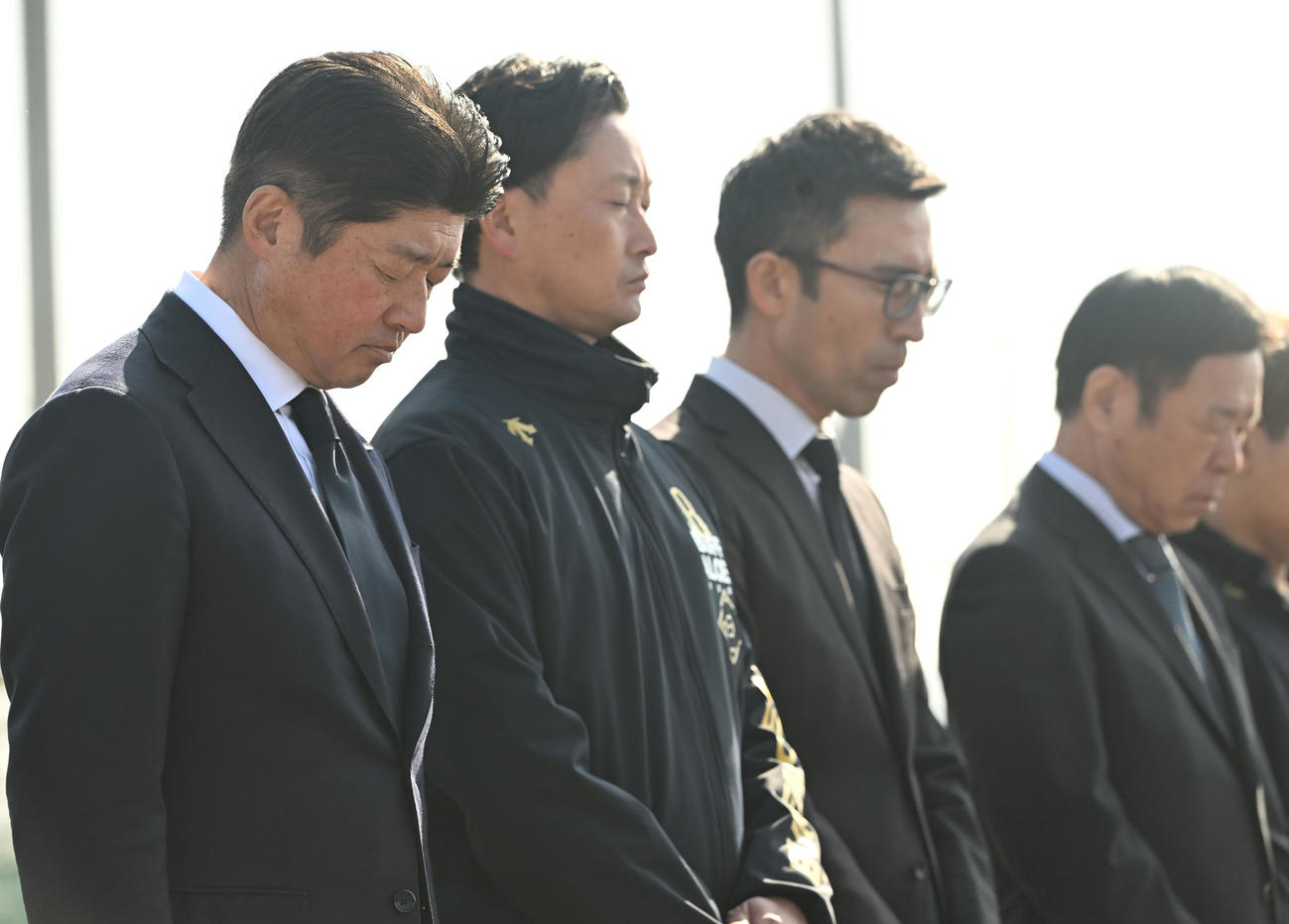 阪神・淡路大震災の犠牲者を悼み、黙祷するオリックスの左から馬殿球団社長、岸田監督、小浜球団本部長福良GM（撮影・和賀正仁）