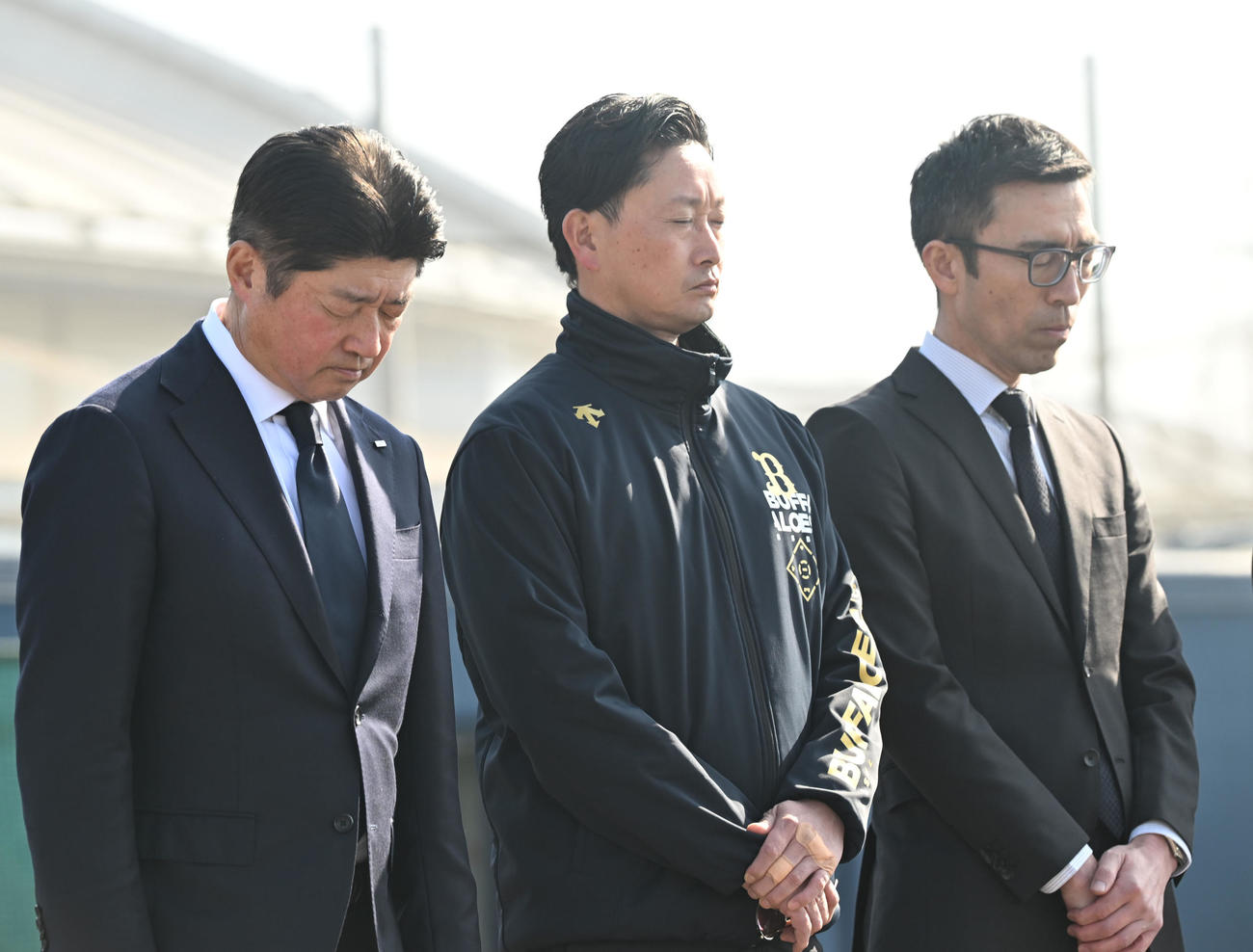 阪神・淡路大震災の犠牲者を悼み、黙祷するオリックスの左から馬殿球団社長、岸田監督、小浜球団本部長（撮影・和賀正仁）