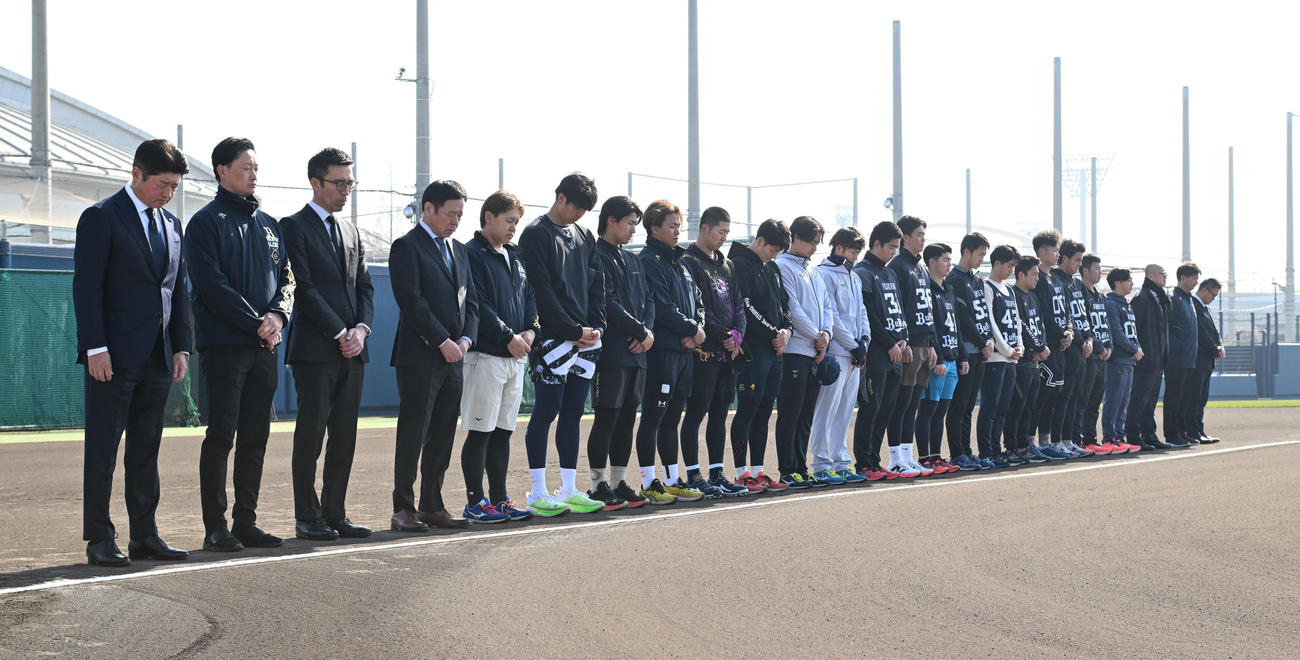 阪神・淡路大震災の犠牲者を悼み、黙祷するオリックスの左から馬殿新球団社長、岸田監督と選手ら関係者（撮影・和賀正仁）