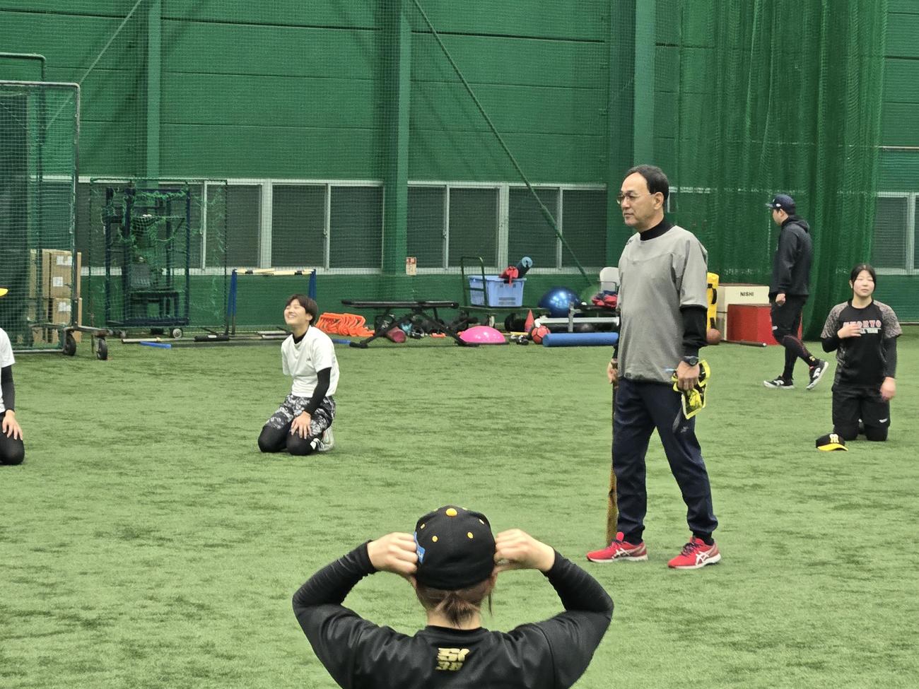 阪神タイガースWomenを熱血指導する木戸克彦監督（撮影・寺尾博和）