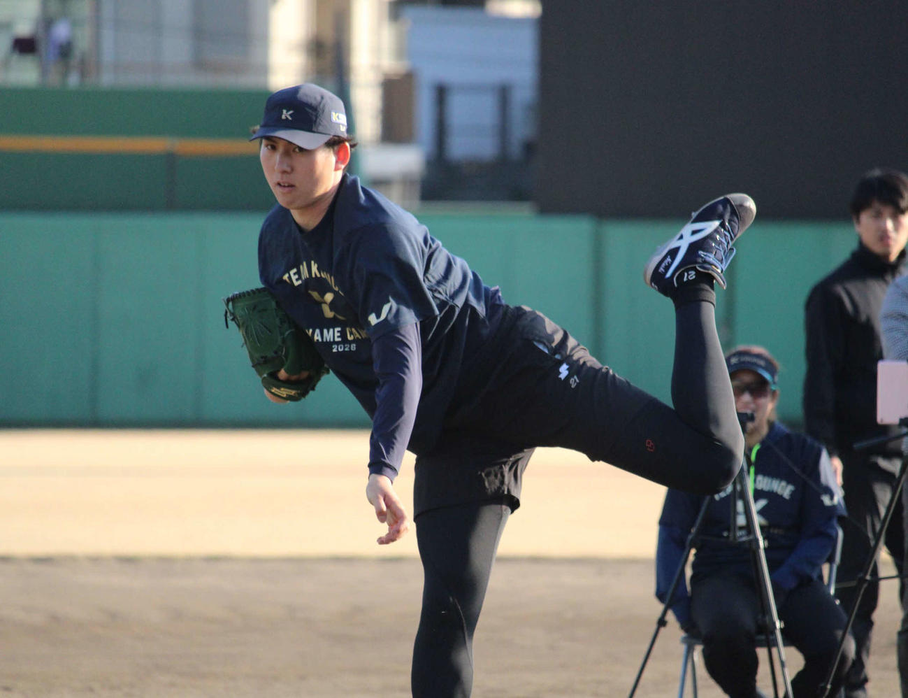 14日、自主トレで投球練習を行う西武武内（撮影・金子真仁）