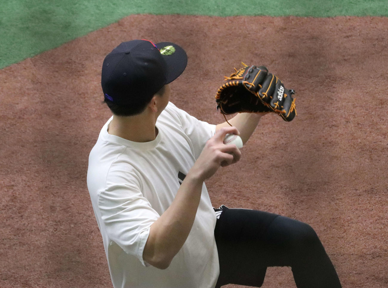 ジャイアンツ球場でキャッチボールする巨人大勢（撮影・小早川宗一郎）