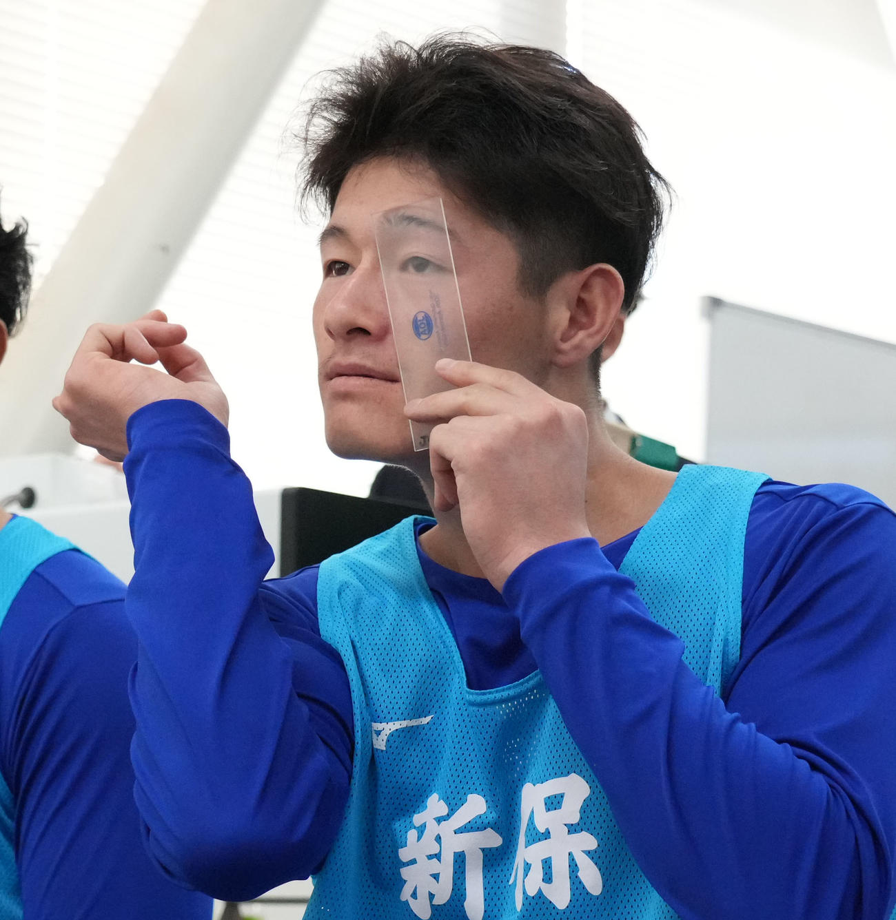視力の検査、測定をする中日新保（撮影・森本幸一）