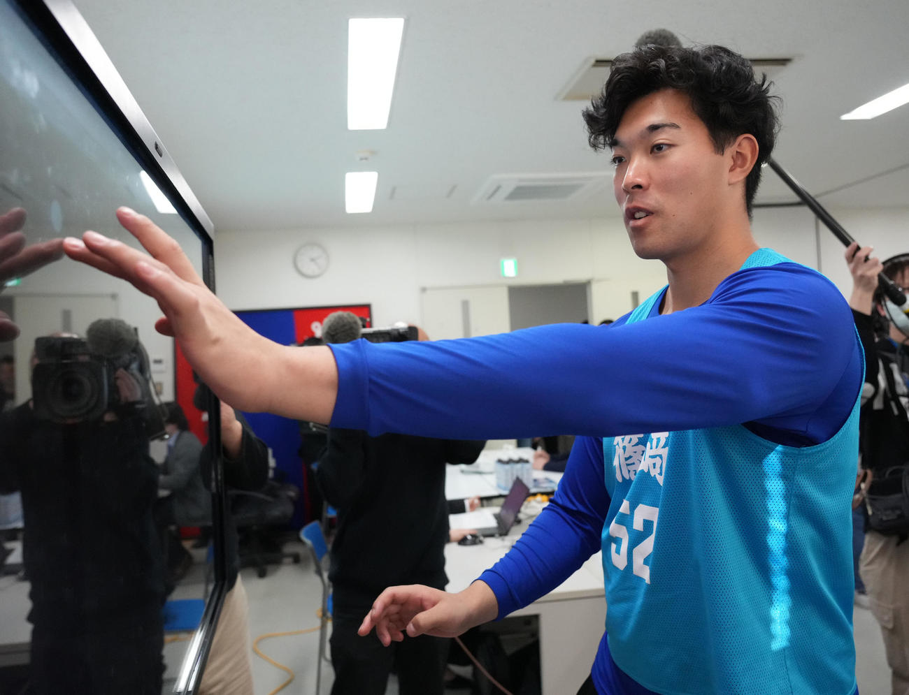 視力の検査、測定をする中日篠崎（撮影・森本幸一）