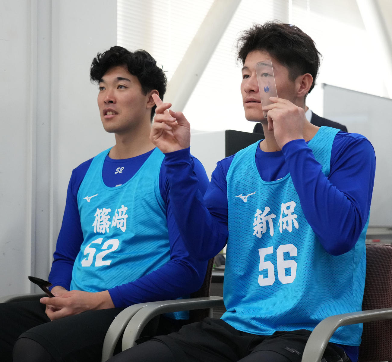 視力の検査、測定をする中日新保（右）左は篠崎（撮影・森本幸一）