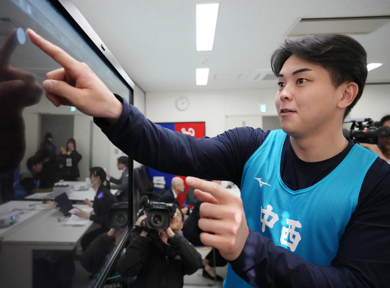 視力の検査、測定をする中日中西（撮影・森本幸一）