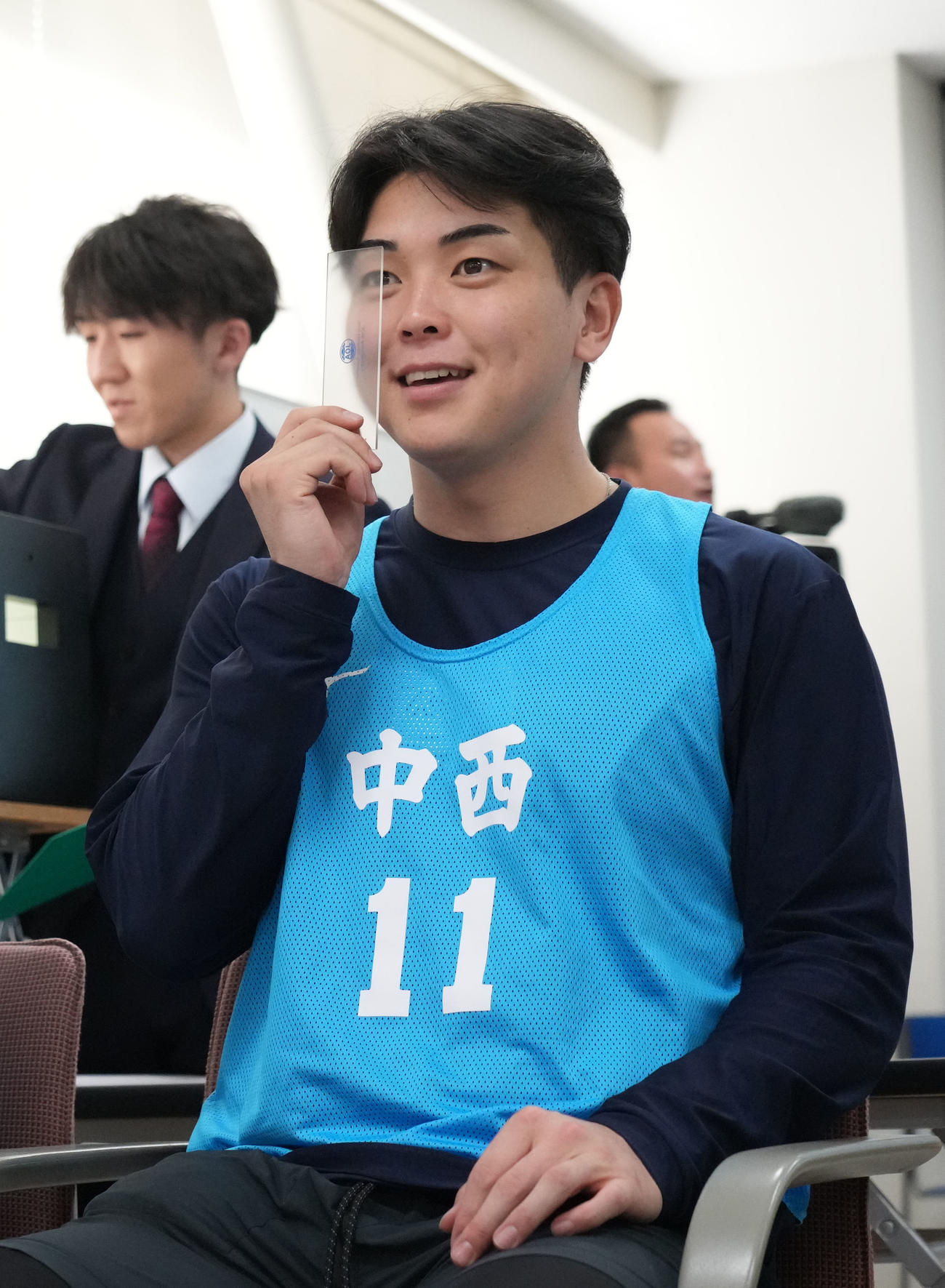 視力の検査、測定をする中日中西（撮影・森本幸一）