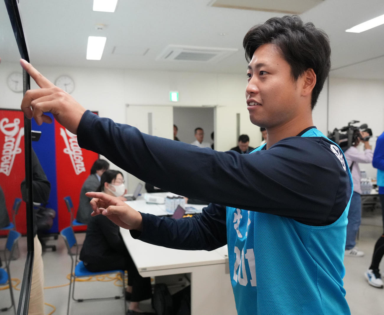 視力の検査、測定をする中日牧野（撮影・森本幸一）