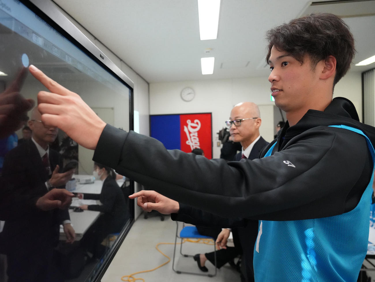 視力の検査、測定をする中日花田（撮影・森本幸一）