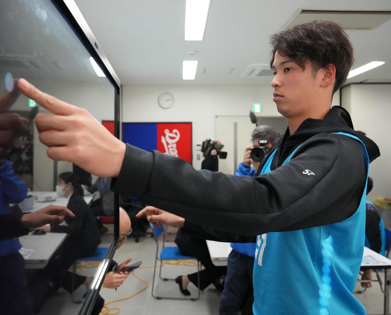 視力の検査、測定をする中日花田（撮影・森本幸一）