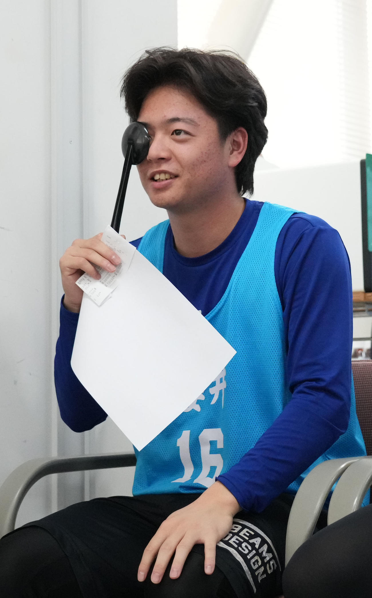 視力の検査、測定をする中日桜井（撮影・森本幸一）