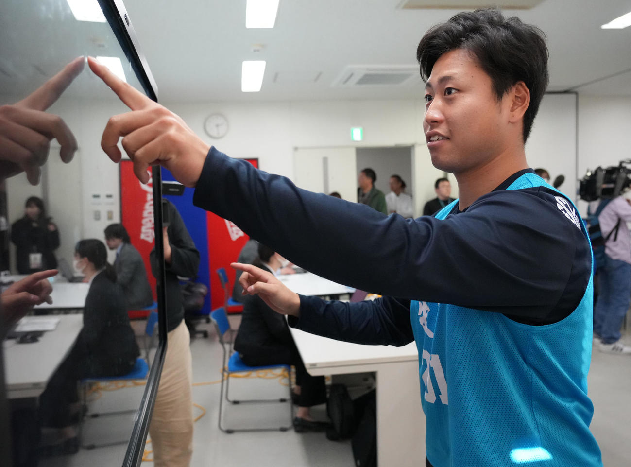視力の検査、測定をする中日牧野（撮影・森本幸一）