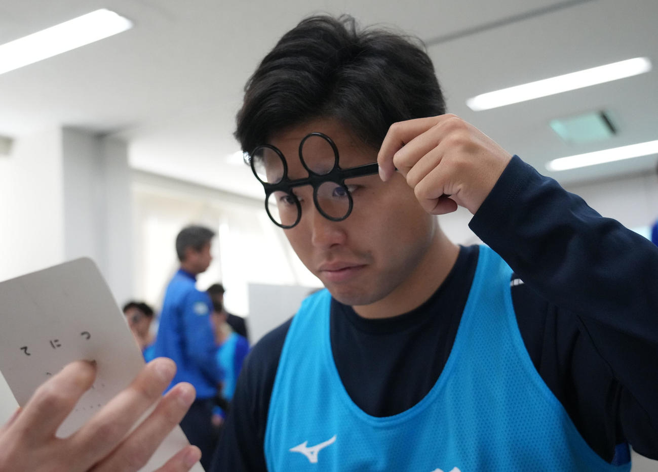 視力の検査、測定をする中日牧野（撮影・森本幸一）