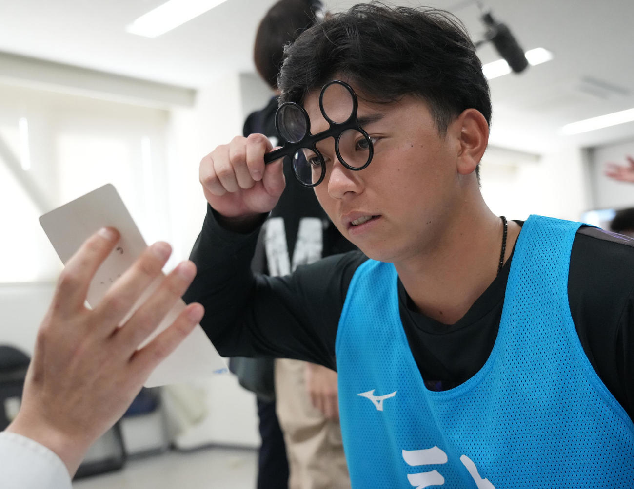 視力の検査、測定をする中日三上（撮影・森本幸一）