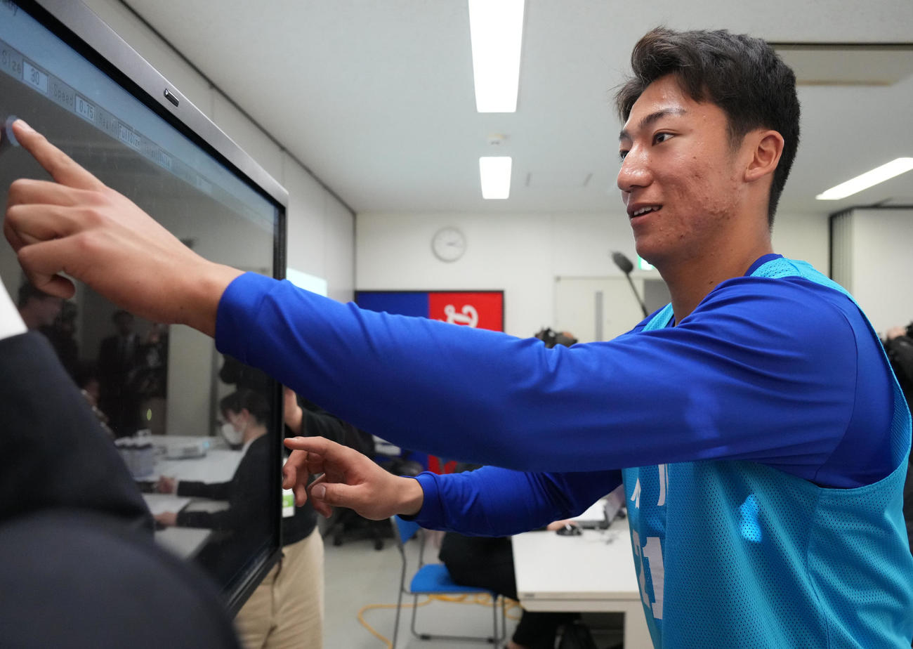 視力の検査、測定をする中日石川大（撮影・森本幸一）